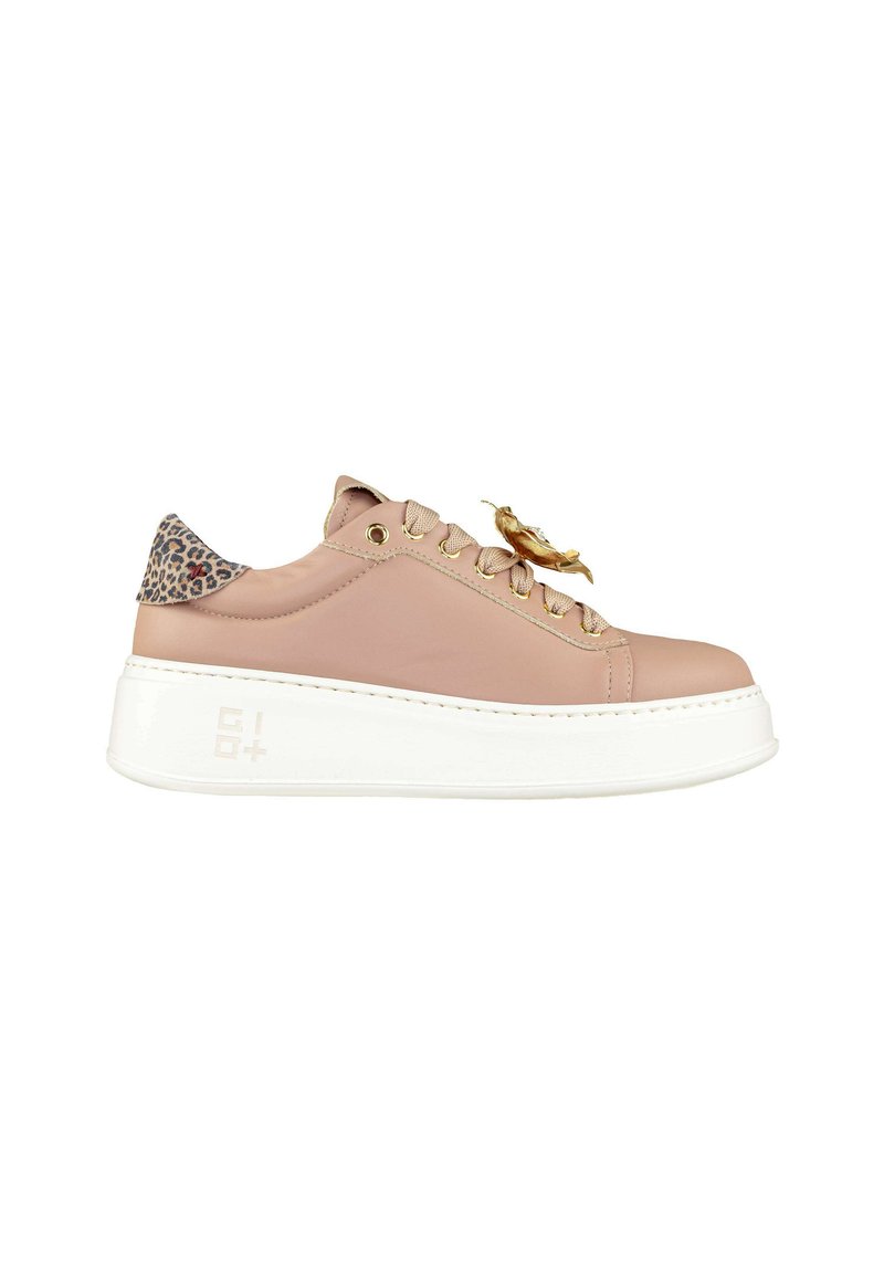 Sneaker in pelle rosa con suola platform bianca, tacco decorativo in stampa leopardata, dettagli in metallo dorato e un ornamento a forma di uccello sui lacci.