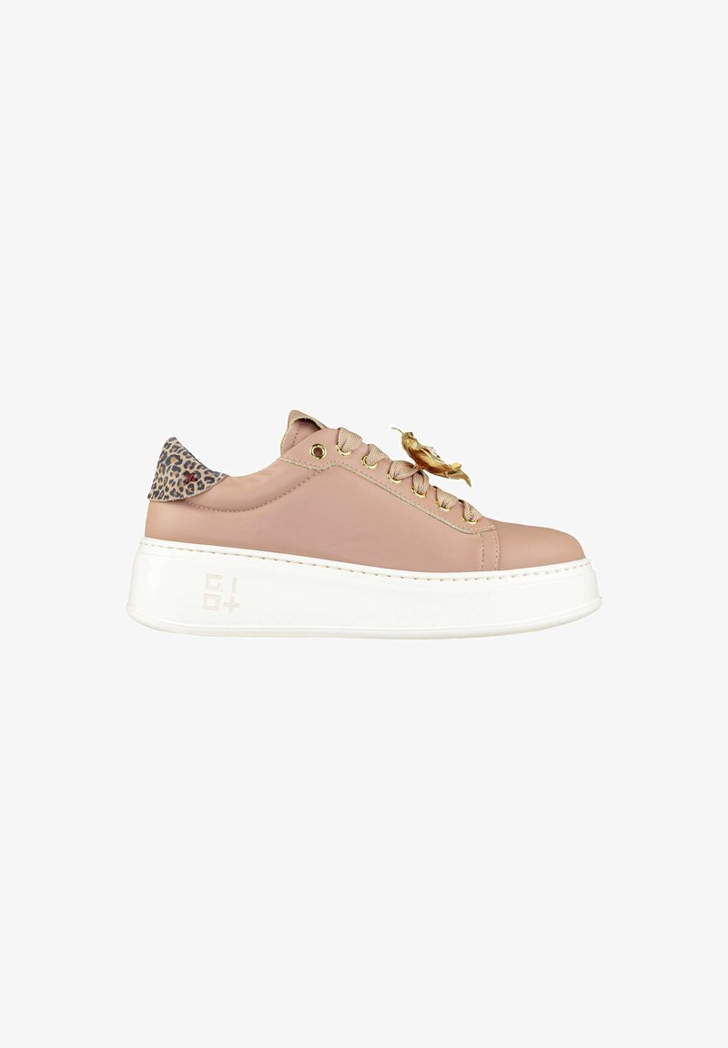 Sneaker in pelle rosa con suola platform bianca, tacco decorativo in stampa leopardata, dettagli in metallo dorato e un ornamento a forma di uccello sui lacci.