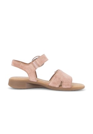 Lichtroze suède sandaal met open teen, verstelbare enkelriem en lage bruine zool, ontworpen voor casual gebruik.