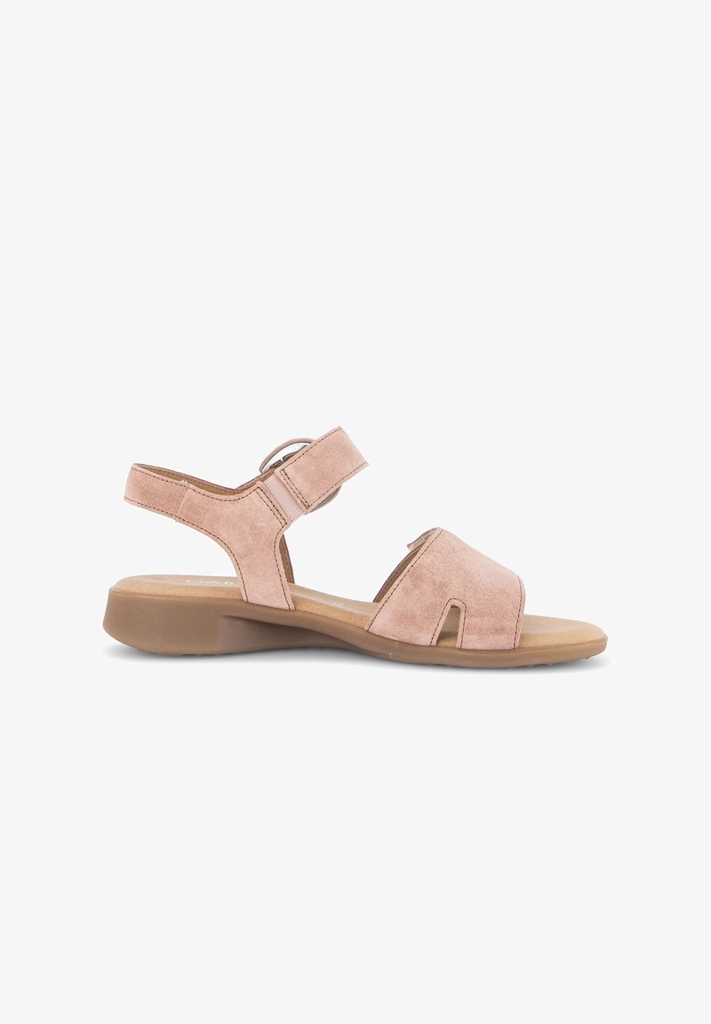 Lichtroze suède sandaal met open teen, verstelbare enkelriem en lage bruine zool, ontworpen voor casual gebruik.