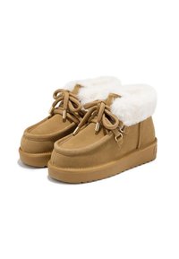 Botas de tobillo de ante marrón con un ribete de piel blanca y punta redondeada. Presentan cierre con cordones y suela de goma, diseñadas para la comodidad.