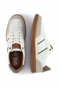 Weiße Sneaker aus Leder und Wildleder mit braunen Akzenten, einer Gummisohle und grünen Streifen an den Seiten sowie Schnürverschlüssen.