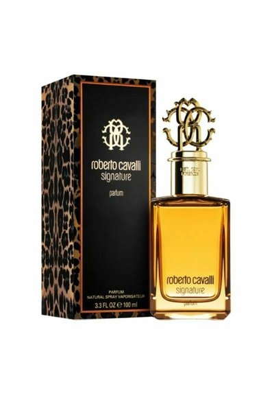 Roberto Cavalli Signature parfum i en rektangulär glasflaska, gyllene vätska, utsmyckad guldig kork, visad bredvid en leopardmönstrad låda.