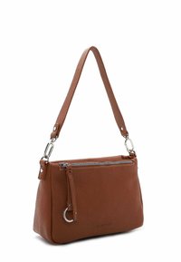 Sac à épaule en cuir brun avec une finition texturée, compartiment zippé et bandoulière réglable. Équipé de quincaillerie en argent et d'un design élégant.