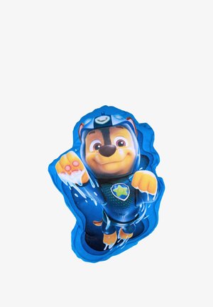 Cuscino in peluche blu a forma di cane dei cartoni animati, vestito con un'uniforme blu, con espressioni facciali dettagliate e schizzi d'acqua rappresentati.