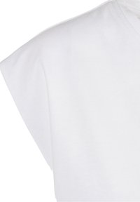 T-shirt blanc à manches courtes avec une texture douce en coton et un léger col en V. Le tissu semble lisse et léger.