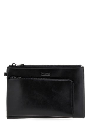 Clutch in pelle nera con una texture liscia, dotato di due scomparti con zip, una tasca frontale e una discreta placca con logo.