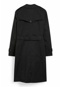 Długi czarny płaszcz wykonany z gładkiego materiału z tylnym rozcięciem, z guzikami i paskiem w talii. Posiada klasyczny kołnierz oraz dopasowany krój.