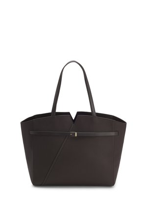 Sac cabas en cuir noir avec double anses, une sangle horizontale frontale avec une petite boucle métallique, et un bord supérieur en forme de V.