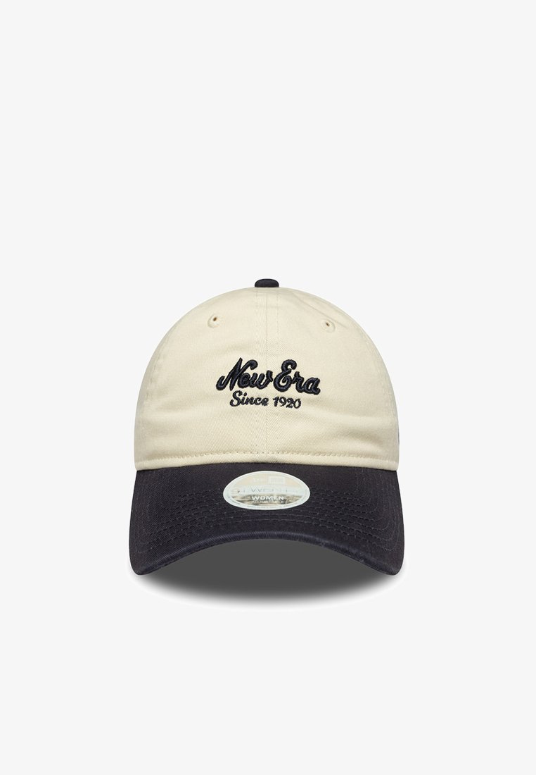 Boné de algodão bege com um visor curvo preto, apresentando bordados em azul marinho com o texto "New Era" e "Since 1920". Fecho ajustável na parte de trás.