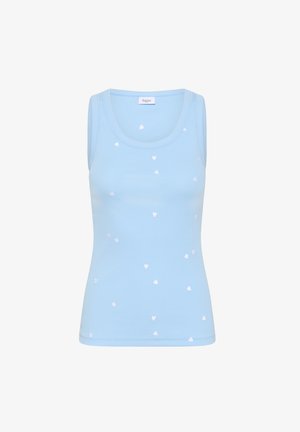 Débardeur bleu clair avec une texture côtelée et de petits motifs de cœurs blancs partout. Encolure ronde classique et sans manches.
