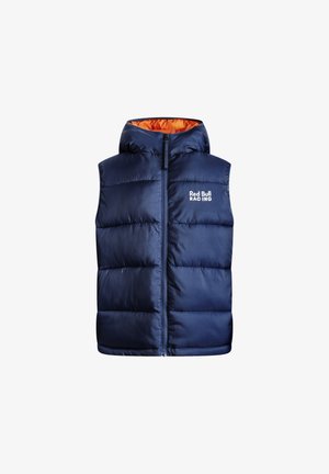 Tumši zila bez piedurknēm pūdera veste ar kapuci, kurai iekšpusē ir oranžs tonis, priekšējais rāvējslēdzis un balts "Red Bull Racing" logo.