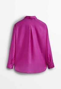 Fuchsia satijnen blouse met lange mouwen, een spitse kraag en een plooidetail aan de achterkant. Gladde textuur en afgeronde zoom.