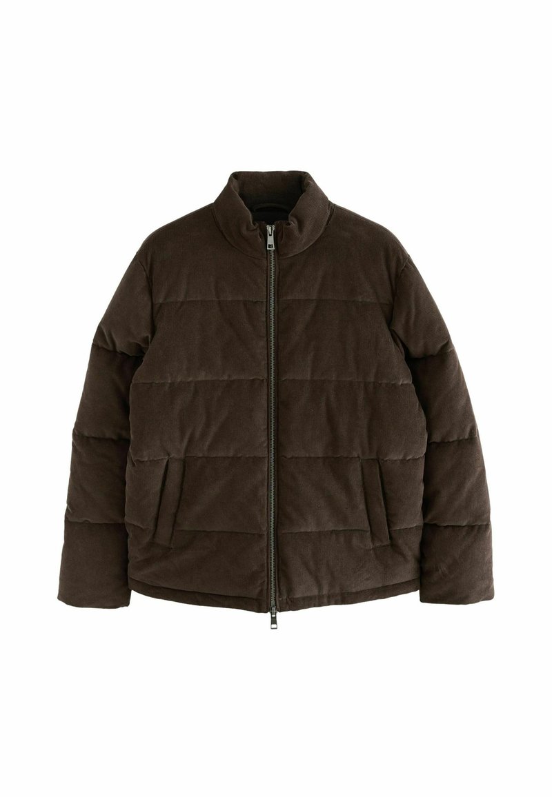 Brun puffjakke med høj krave, quiltet design, frontlynlås og sidelommer. Materialet ser blødt ud med en tekstureret overflade.