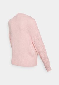 Suéter de malha rosa com decote redondo e punhos canelados. Apresenta um padrão de renda texturizada nas mangas e um corte relaxado e cropped.