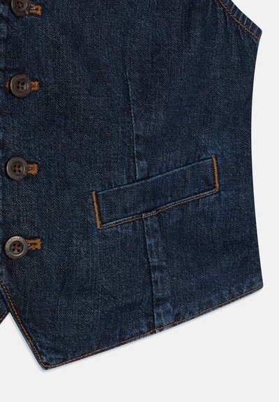 Denim brezrokavnik iz temno modrega blaga, s petimi rjavimi gumbi, enim žepom na prsih in kontrastnim šivanjem ob robovih.