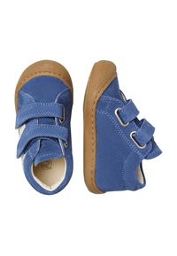 Modré semišové boty pro batolata s dvojitými suchými zipy, gumovými podrážkami, zaoblenými špičkami a kontrastními béžovými akcenty. Texturovaný povrch a prošívané detaily.