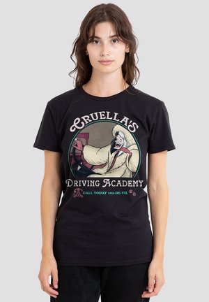 Schwarzes Baumwoll-T-Shirt mit einem Cartoon-Graphic eines Charakters mit weißem Haar, dem Text „Cruellas Fahrakademie“ und bunten Akzenten.