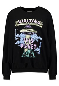 Zwarte sweatshirt met een grafisch ontwerp van een UFO boven een berg, wolken en de tekst "VISITING THIS PLANET" in kleurrijke letters.