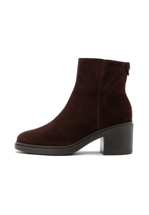 Stivaletti in suede marrone con tacco a blocco e punta rotonda. Presentano un design senza cuciture con un'etichetta sul retro per una facile calzata.