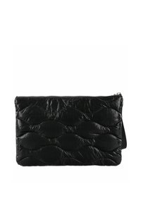 Czarna pikowana kopertówka wykonana z teksturowanego materiału syntetycznego, ozdobiona falowanym wzorem i zamknięciem na zamek. Posiada odpinany pasek.