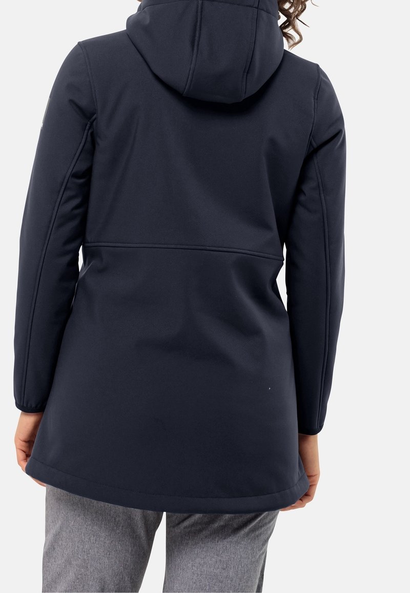 Marinblå softshell-jacka med huva, som har en smidig textur, långa ärmar och en rundad nederkant. Enkelt mönster, inga synliga mönster eller metalldelar.