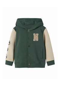 Chaqueta con capucha en verde con mangas beige. Presenta cierre de botones, bolsillos frontales y una "N" bordada en el pecho. Textura de tela suave.