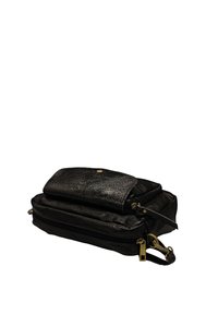 Sac en cuir noir à surface texturée, doté de deux compartiments zippés et d'accents en métal doré. Forme compacte et rectangulaire.