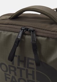 The North Face BASE CAMP VOYAGER DOPP KIT UNISEX - Toalettmappe - new taupe green/black