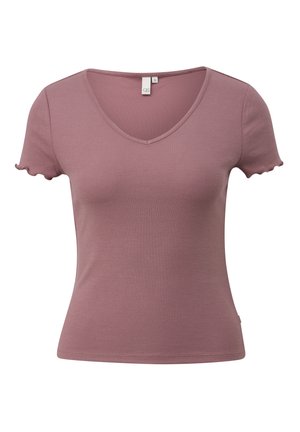V-neck t-shirt in dusty rose color, made of ribbed fabric. Short sleeves with a scalloped edge, slim fit, tag in the neckline for size.