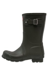 Schwarzer Gummiregenstiefel mit runder Spitze, einem Riemen mit Schnalle an der Oberseite und einer strukturierten Sohle für besseren Halt.