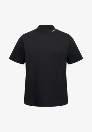 Camiseta negra de manga corta con cuello alto. Fabricada en algodón. Presenta un logo sutil en el cuello y una textura suave y uniforme.