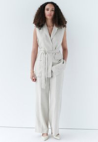 Caroll Smanicato - beige