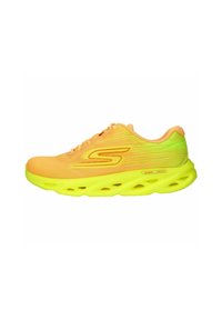 Heldere oranje sportshoe met een gele zool. Heeft een gestructureerde bovenkant, lichtgewicht ontwerp en een opvallend logo op de zijkant.