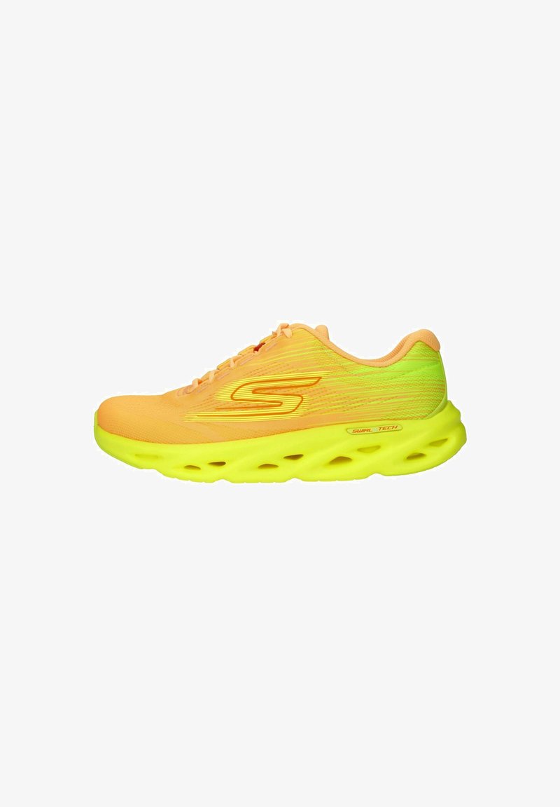 Heldere oranje sportshoe met een gele zool. Heeft een gestructureerde bovenkant, lichtgewicht ontwerp en een opvallend logo op de zijkant.