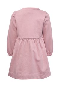 Vista posteriore di un vestito per bambino a maniche lunghe di colore rosa, con vita arricciata e polsini elastici sulle maniche.