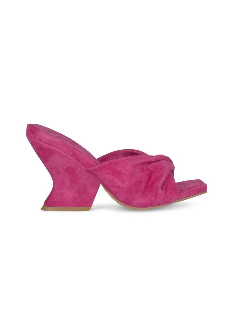 Roze suède hakken met een unieke gebogen wigontwerp en geknoopte bovenkant. Open teen stijl met een platte zool.