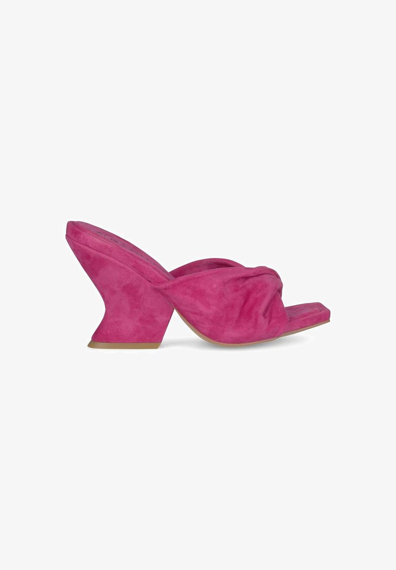 Roze suède hakken met een unieke gebogen wigontwerp en geknoopte bovenkant. Open teen stijl met een platte zool.