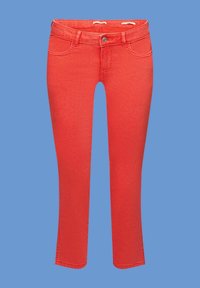 Jeans en denim rouge avec une coupe droite, cinq poches, fermeture à bouton et passants pour ceinture. Le tissu semble lisse et légèrement texturé.