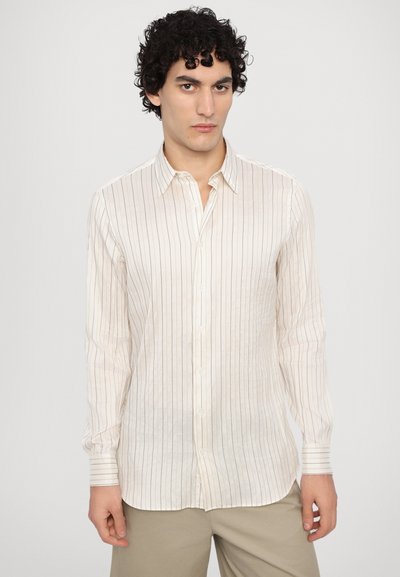 Camisa de botones de manga larga color beige claro con finas rayas verticales en marrón. Elaborada con un tejido ligero y texturizado; presenta un cuello puntiagudo.