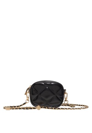 Petit sac à main en cuir noir matelassé avec bandoulière chaîne dorée et fermoir rond, forme rectangulaire avec bords arrondis, fermeture éclair sur le dessus.