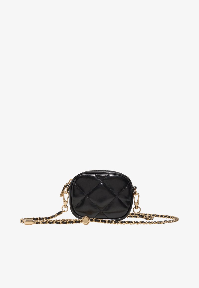 Pequeño bolso negro de cuero acolchado con cadena dorada y cierre redondo, forma rectangular con bordes redondeados, cierre de cremallera en la parte superior.