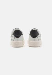 Valentino Tossud - white/black