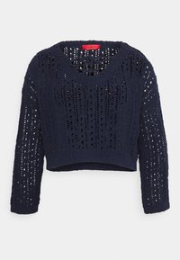 Mörkblå stickad cropptröja med rundad halsringning, långa ärmar och intrikat mönster av öppet arbete genom hela tyget.