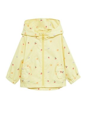 Keltainen lasten sadetakki hupulla, edessä vetoketju, joustavat hihansuut, kaksi etutaskua ja pieniä hedelmäkuvioita, kuten kirsikoita ja mansikoita.