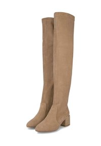 Botas de ante color beige hasta la rodilla, con tacón de bloque, punta afilada y diseño sin costuras. Presentan sutiles acentos metálicos cerca del tacón.