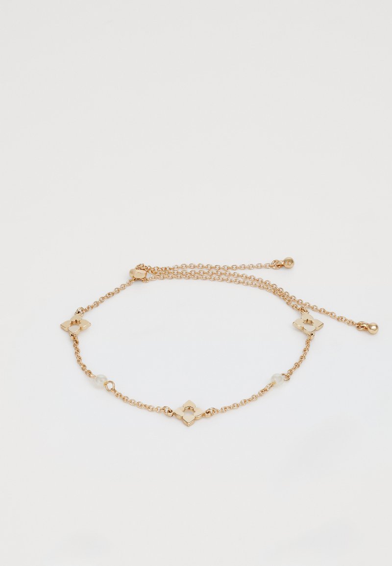 Bracciale in oro con maglie a forma di fiore e piccole perle tonde. Presenta una lunghezza regolabile per una vestibilità personalizzabile.