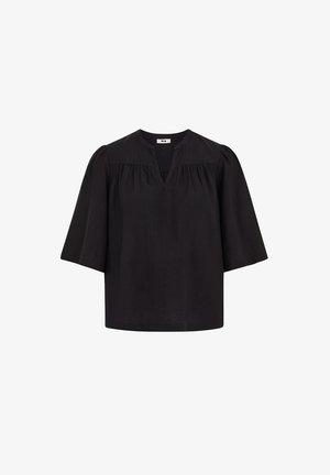 Mustast pluusist, millel on kolmveerandvarrukad pahtlilõikega, kogutud yoke-detail ning lühike V-kaelusega krae.