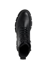 Stivale alla caviglia in pelle nera con punta rotonda, chiusura con lacci davanti, collo imbottito e suola in gomma con texture. Presenta una zip laterale per facilitare l'uso.