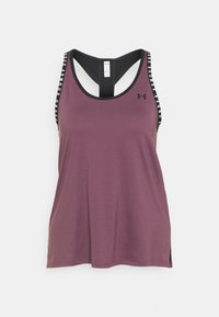 Lila idrottströja med racerback-design, försedd med svarta kontrastband och texten "UNDER ARMOUR". Platt fåll med sidofickor.